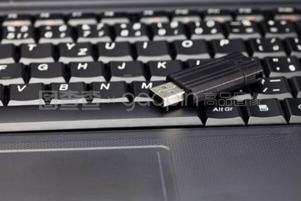 筆記本電腦鍵盤與閃存驅(qū)動(dòng)器 現(xiàn)代辦公不可或缺的配件